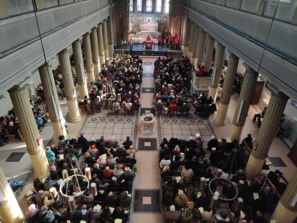Alleluia, église pleine de fidèles