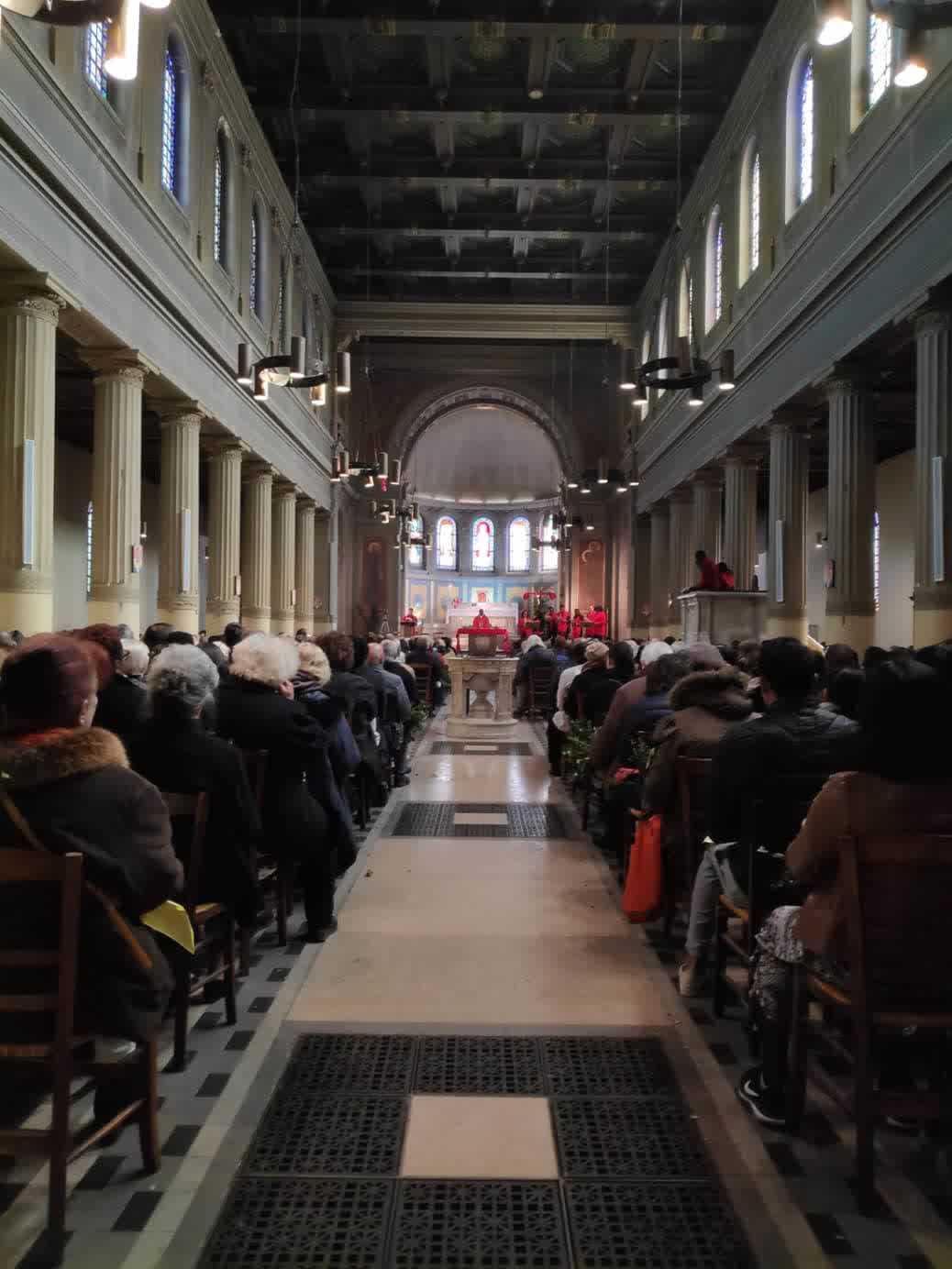 Vue sur le baptistère et l'autel